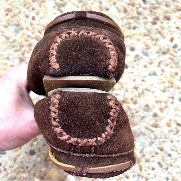 Minnetonka Moccasin Unisex Kids Suede Brown Tie Faux Fur Lining Slippers Size 3 - Picture 4 of 6